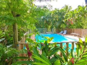 una piscina en medio de un jardín en GWO CAILLOU - Gites créoles de charme, en Bouillante