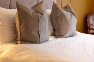 un letto con due cuscini sopra di Turnberry accommodation a Turnberry