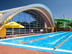 una gran piscina con un gran edificio con piscina en Holiday complex, Ustronie Morskie, en Ustronie Morskie