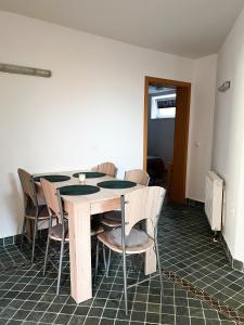 uma mesa de madeira e cadeiras num quarto em Lovely basement rental em Bled