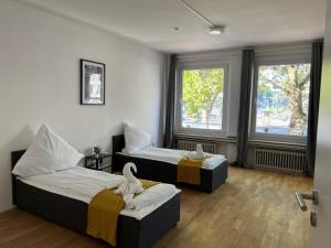 Zimmer mit 2 Betten und einem Sofa in der Unterkunft Shared Apartment at Heumarkt, City Center in Köln