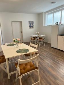 eine Küche und ein Esszimmer mit einem Tisch und Stühlen in der Unterkunft Shared Apartment at Heumarkt, City Center in Köln