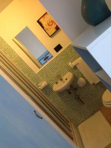 y baño con lavabo y aseo. en B&B Cheap Holidays, en Sorso