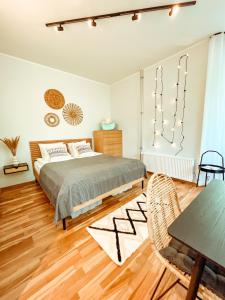 1 dormitorio con 1 cama y suelo de madera en Suvituse Studio by Overnight Stays, en Pärnu