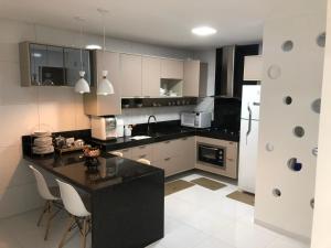 Η κουζίνα ή μικρή κουζίνα στο Aluguéis por temporada em Campina Grande