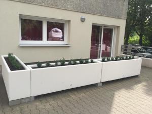 um banco branco com plantas na frente de uma janela em Potsdamer Platz-Top Spot Studio 1 em Berlim