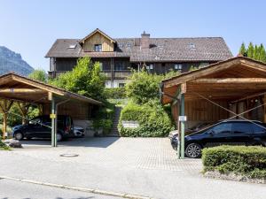 拜埃里施格邁因的住宿－Ferienwohnung Höfler，两辆车停在停车场的房子