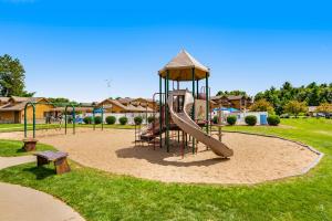 un parque infantil con tobogán en Condo On the Green en Arkdale