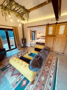 sala de estar amplia con sofá y cama en Luxury Barn with Hot Tub, Spa Treatments, Private Dining en Little Budworth