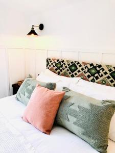 - un lit blanc avec des oreillers au-dessus dans l'établissement Luxury Barn with Hot Tub, Spa Treatments, Private Dining, à Little Budworth