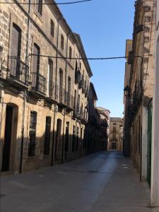 an empty street in an alley with buildings at CASA AYARAN in Baeza