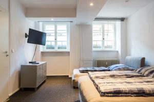 een kamer met 2 bedden en een flatscreen-tv bij Bergmann Kiez. The place to be! in Berlijn