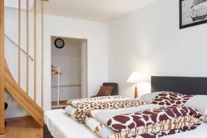 1 dormitorio con 2 camas y escalera en TOP SPOT MITTE . THE PLACE TO BE !, en Berlín