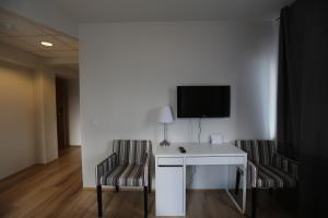 TV a/nebo společenská místnost v ubytování 100 Iceland Hotel