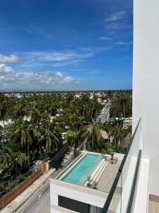 Výhled na bazén z ubytování 2 Bedroom Penthouse with Rooftop Picuzzi nebo okolí