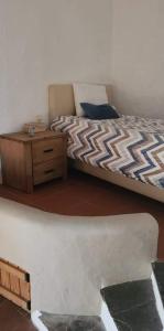 um quarto com uma cama e uma cómoda em madeira em Quinta da Belavista em Reguengos de Monsaraz