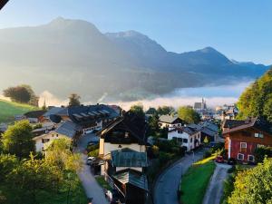 een klein dorpje met een berg op de achtergrond bij Design-Loft Appartement in Berchtesgaden