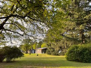 ein Haus inmitten eines Feldes mit Bäumen in der Unterkunft Quinta Familiar Monteavaro in Tandil