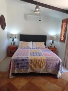 sypialnia z dużym łóżkiem i 2 szafkami nocnymi w obiekcie Pousada Yuste Beach Farm w mieście Paracuru