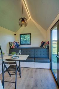 Posezení v ubytování Wonderful Tiny house Hootka with fabulous view near Semily