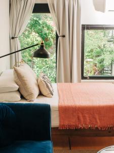 Postel nebo postele na pokoji v ubytování Stellar Suites