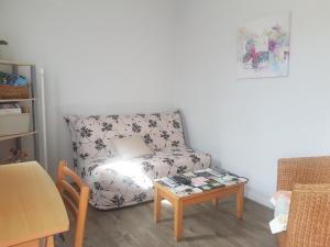 un soggiorno con divano e tavolo di 1er etage privatif dans une maison a La Colle-sur-Loup