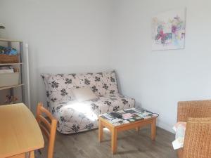 a living room with a couch and a table at 1er etage privatif dans une maison in La Colle-sur-Loup