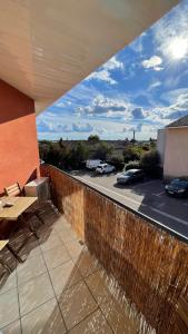 une terrasse avec une clôture et une vue sur un parking. dans l'établissement Addis, à Salon-de-Provence