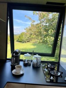 Set per la preparazione di tè e caffè presso Wonderful Tiny house Hootka with fabulous view near Semily