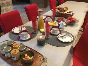une table avec de la nourriture et un panier de nourriture dans l'établissement La Maison de Beaume, à Créancey