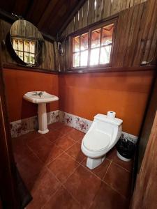 Baño pequeño con aseo y lavamanos en CABAÑA EL CEDRO, en San Vito