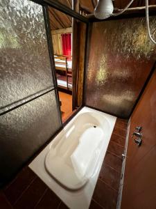 un baño con un urinario en el medio de una habitación en CABAÑA EL CEDRO, en San Vito