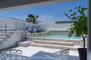 a swimming pool with stairs and a swimming pool at Hawaii Hotel Veracruz in Veracruz