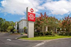 una mejor señal de Western plus frente a un edificio en Best Western Plus Tallahassee North Hotel, en Tallahassee