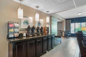 un bar en una habitación de hotel con zona de espera en Best Western Plus Tallahassee North Hotel, en Tallahassee