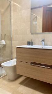 A bathroom at La Minilla Suite