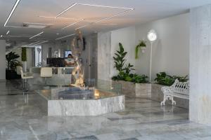 a lobby with a fountain in the middle of a room at Hawaii Hotel Veracruz in Veracruz