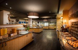 a large kitchen with aasteryasteryasteryasteryasteryasteryasteryasteryasteryasteryastery at KUHOTEL by Rilano in Waidring