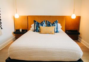 Postel nebo postele na pokoji v ubytování Stellar Suites