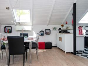 Kuchyň nebo kuchyňský kout v ubytování 5 person holiday home in Skjern