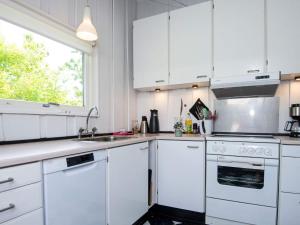 Kuchyň nebo kuchyňský kout v ubytování 5 person holiday home in Skjern