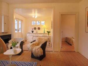 sala de estar con sofá y mesa en 4 person holiday home in Dronningm lle, en Dronningmølle