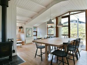 una sala da pranzo con tavolo e sedie in legno di Holiday home Fanø CLXXVI a Fanø