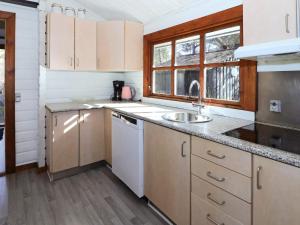 A cozinha ou cozinha compacta de Holiday home Hadsund CIII