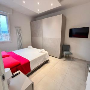um quarto com uma cama e uma televisão de ecrã plano em LUCE em Bolonha
