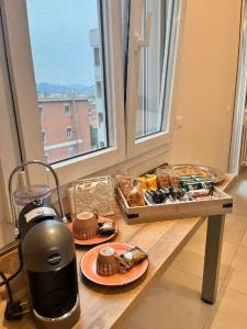 una mesa con comida y una licuadora. en LUCE en Bolonia