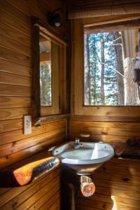 baño con lavabo y ventana en Cabaña de Duendes en San Rafael