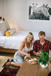Postel nebo postele na pokoji v ubytování Stellar Suites