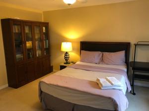 una camera da letto con un letto e due asciugamani di HB Guest Home a Waterloo
