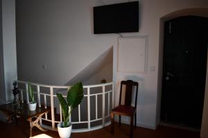 a room with a staircase with a chair and a tv at Casa de Diana in Évora